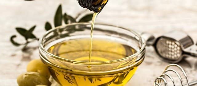 Kyselinu olejovou nalezeneme v olivovém oleji
