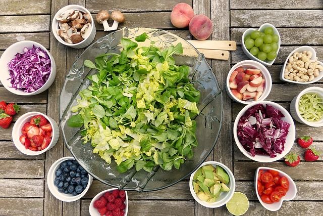 Misky se zeleninou, ovocem a saláty