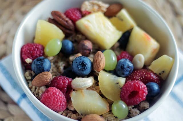 Zdravá ovocná miska ke snídani