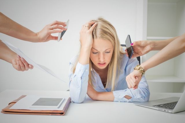 Žena v kanceláři pod pracovním stresem