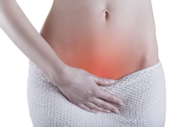 Žena s bolestmi břicha při menstruaci