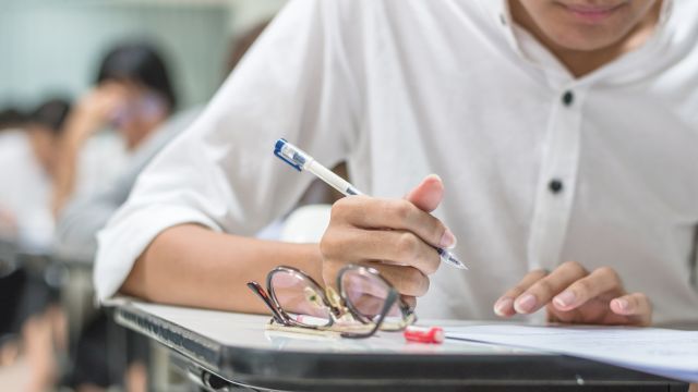 Student během testu s odloženými brýlemi