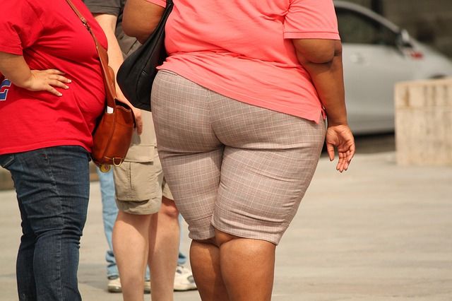 Velmi obézní žena v kraťasech