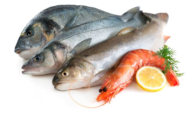 Různé druhy ryb, kreveta a citron