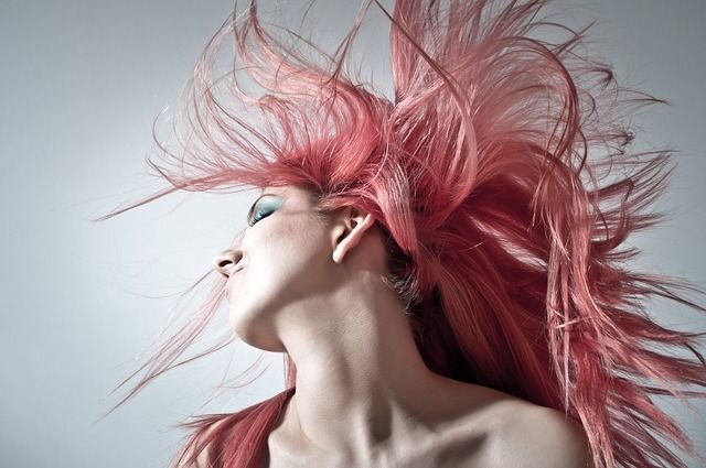 Dívka s růžovými vlasy
