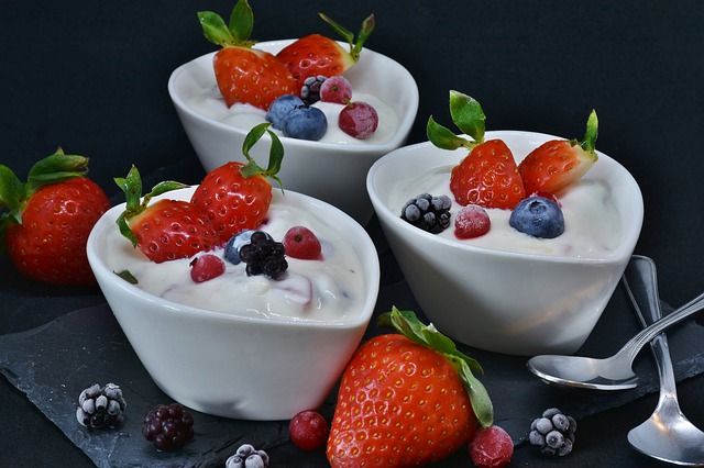Zdravá výživa - jahody, borůvky, jogurt