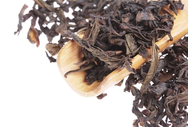 Čaj Oolong se dřevěnou naběračkou