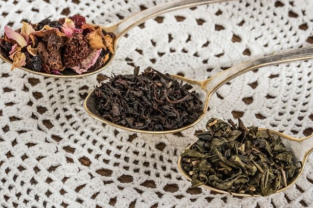 Různé druhy čajů na čajových lžičkách