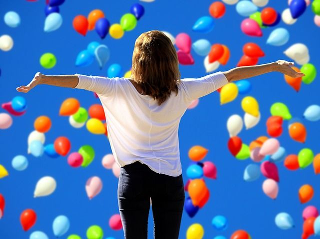 Radost ženy, barevné balonky