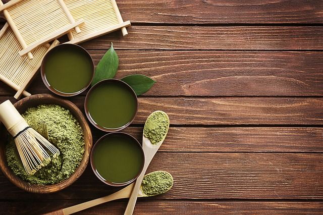 Příprava zeleného čaje Matcha v prášku