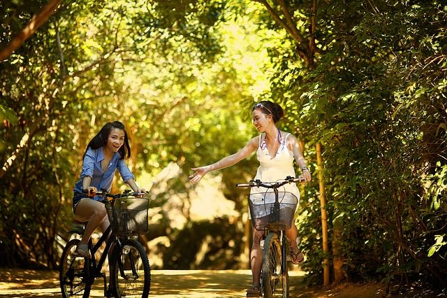 Dívky na kole v lese