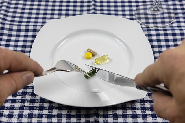 Léky a kapsle na talíři