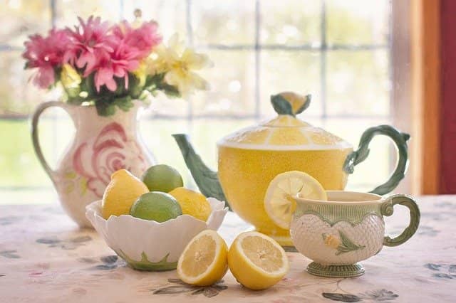 Čaj s citronem připravený v porcelánové sadě nádobí