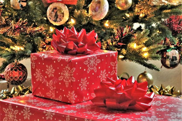 Červené vánoční dárky pod stromečkem