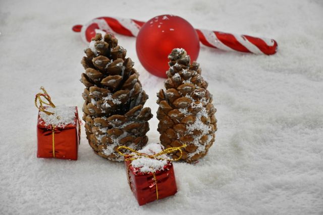 Vánoční dekorace - šišky, balíčky, sníh