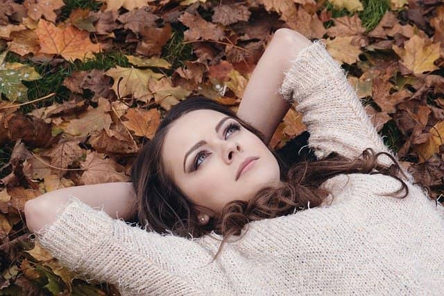 Ležící žena v podzimním listí
