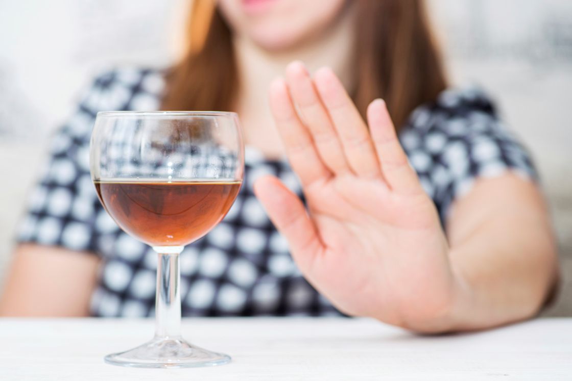 Žena odmítá skleničku alkoholu, protože drží Suchý únor